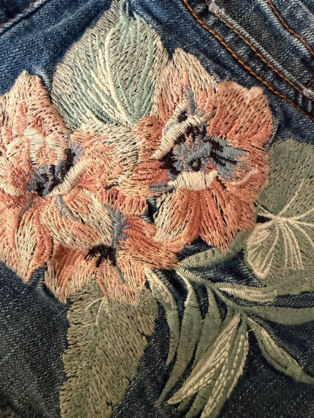 Aeropostale Shorty Ladies Floral Embroidered Distressed Denim Shorts Size 0 Blue - Picture 4 of 11